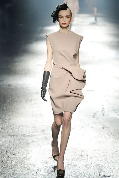 Look 16